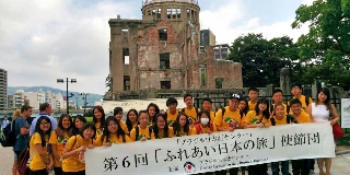 6º Intercâmbio da Amizade – Japão, grupo em frente ao Genbaku Dome em Hiroshima